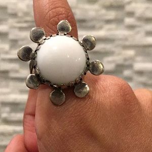 White flower sterling silver ring. Size 6.